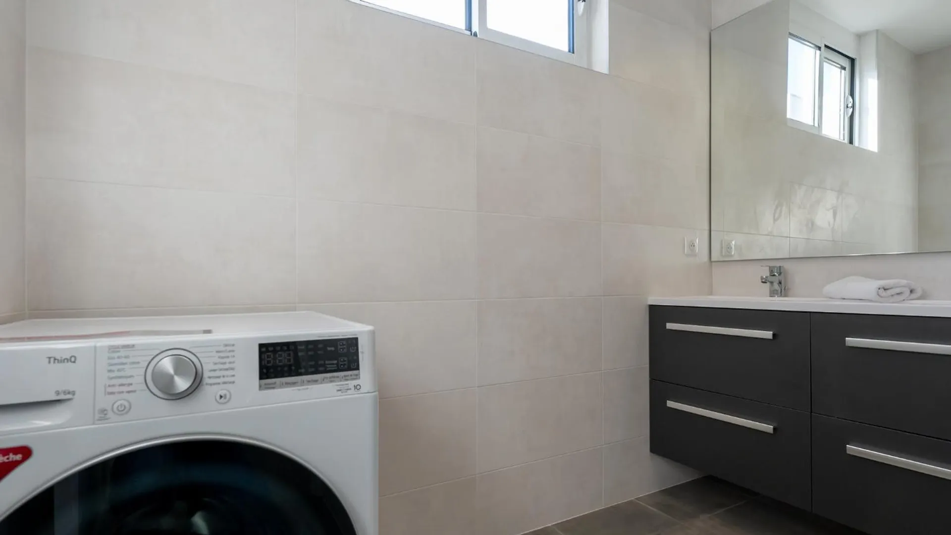 Le Spacieux , 7 Personnes, 6 Lits, Parking, Proche Lyon Partdieu Villeurbanne Apartman